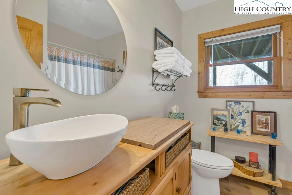 Image number 2 for the current listing