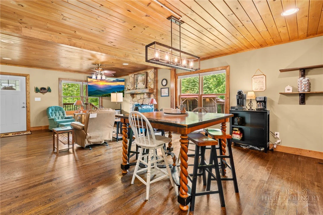 Image number 18 for the current listing