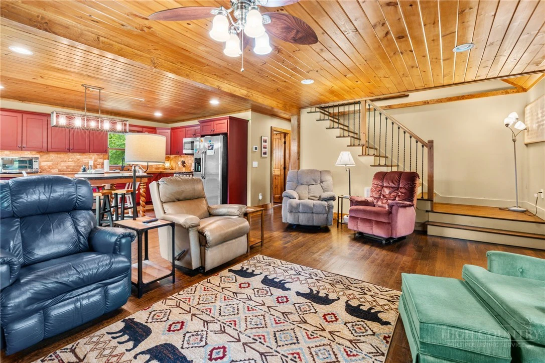 Image number 13 for the current listing