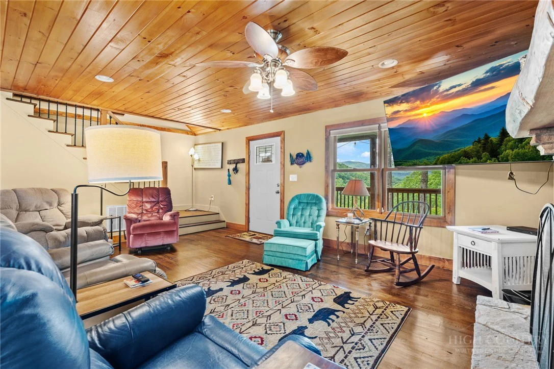 Image number 14 for the current listing