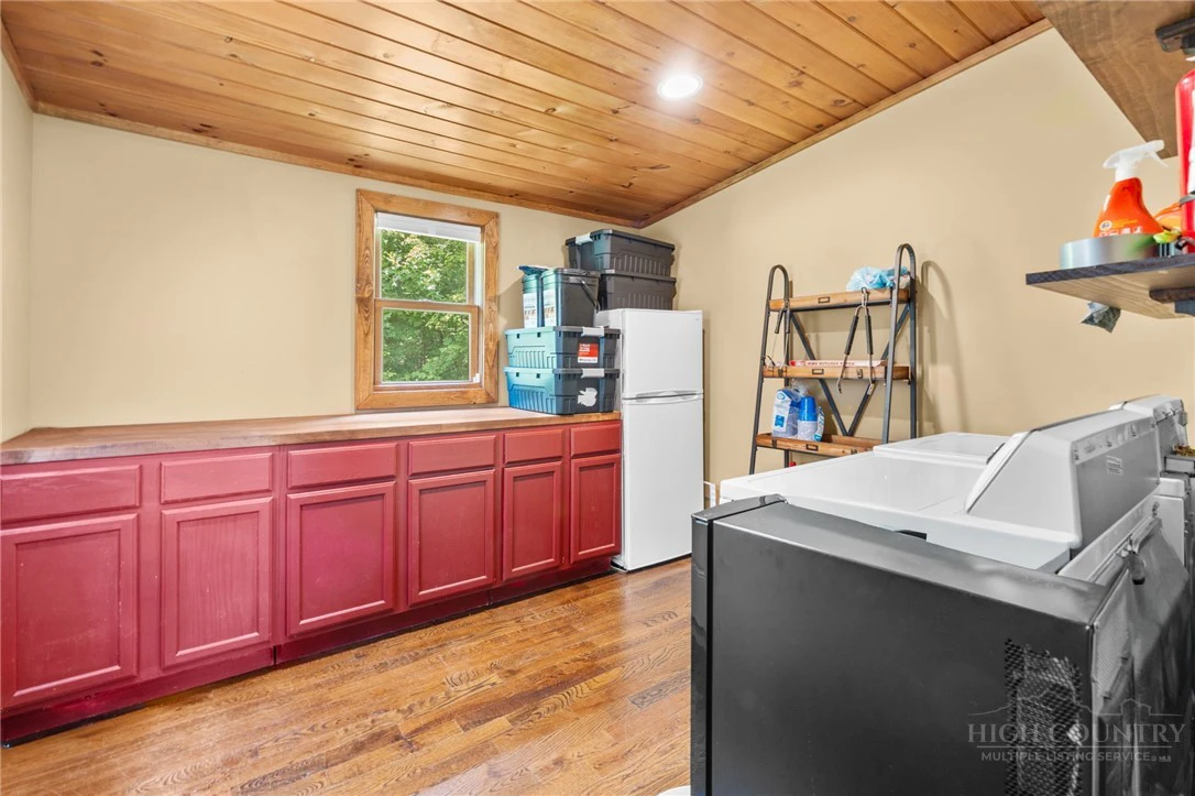 Image number 19 for the current listing