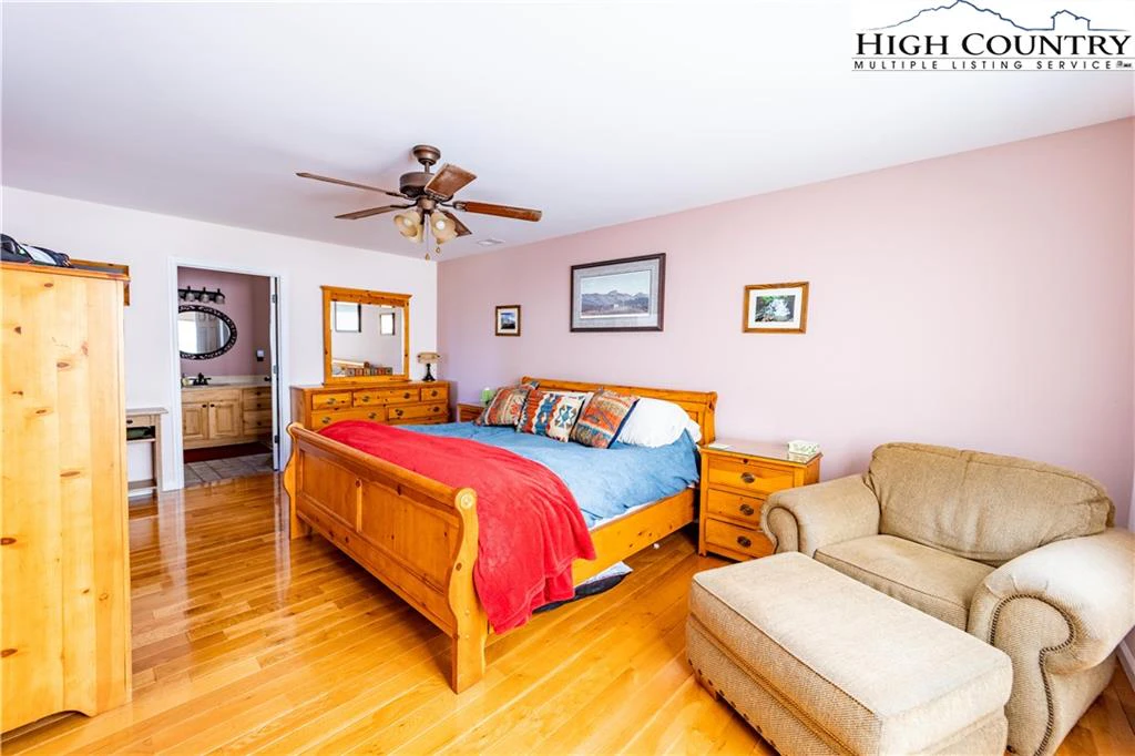 Image number 3 for the current listing