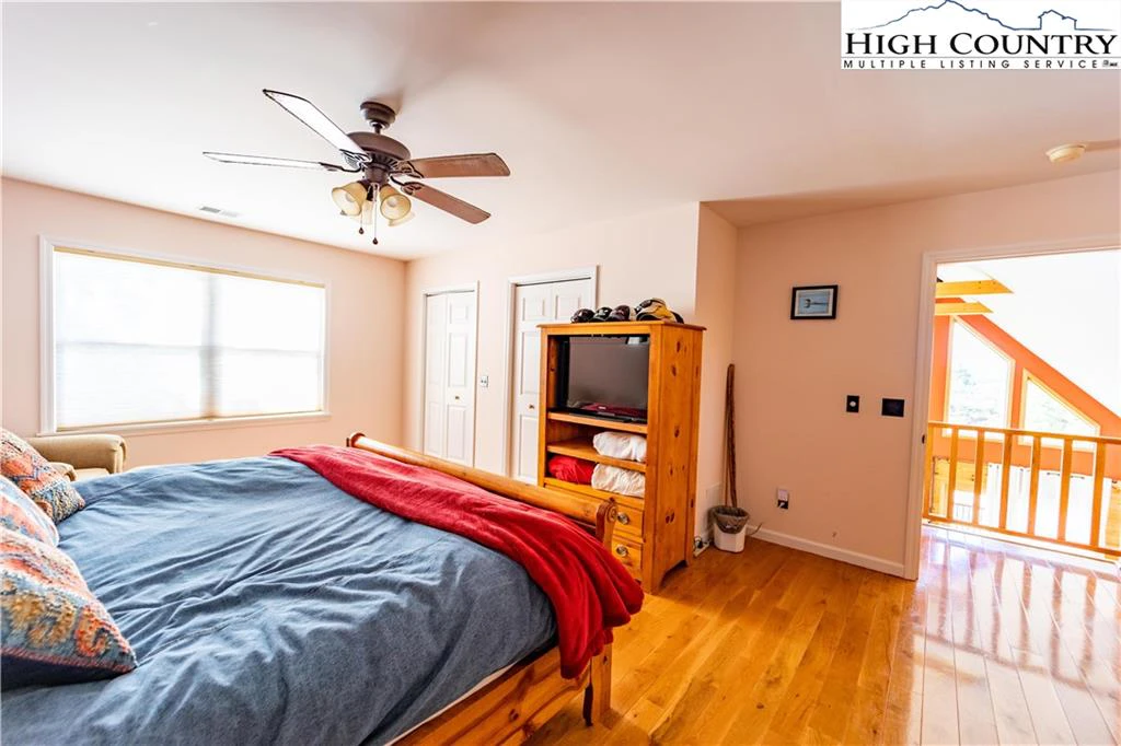 Image number 4 for the current listing