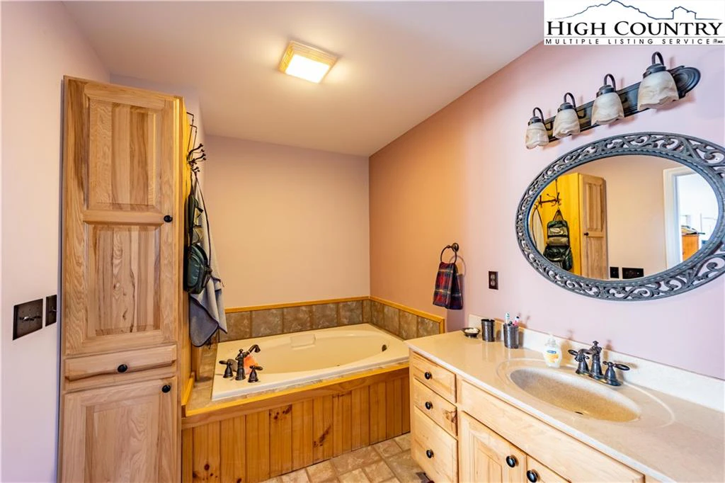 Image number 6 for the current listing