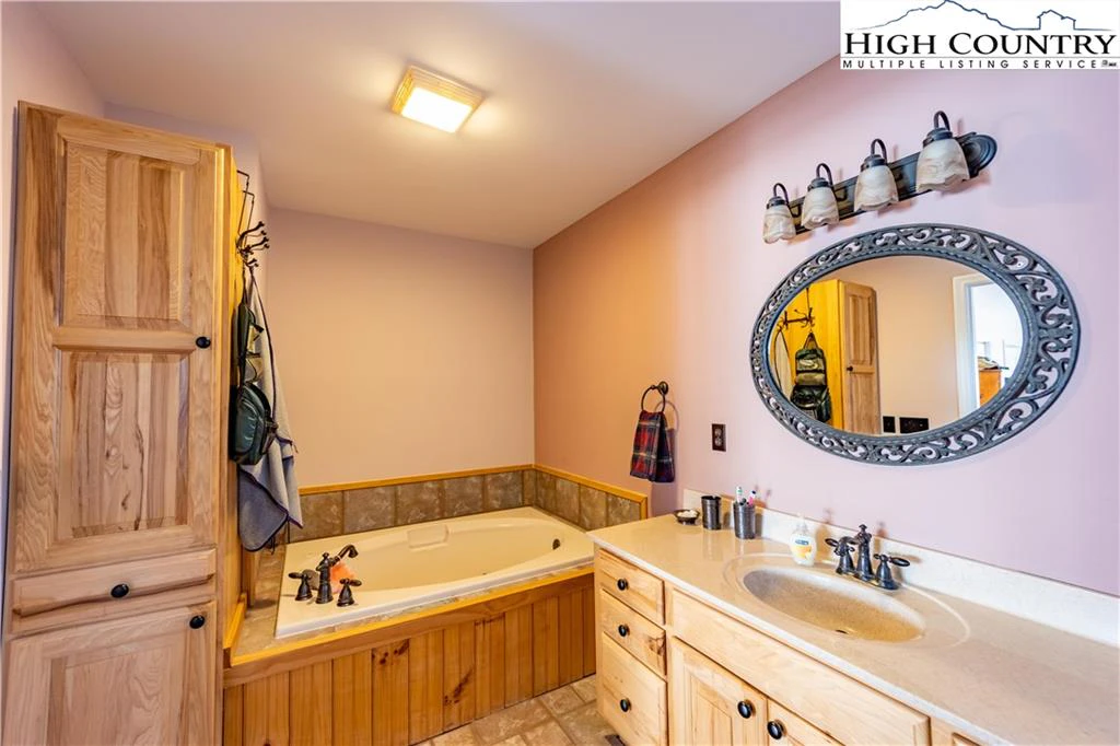 Image number 7 for the current listing