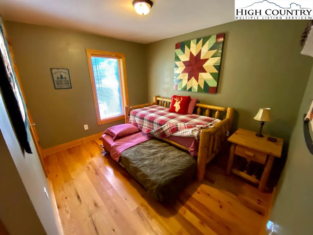 Image number 2 for the current listing