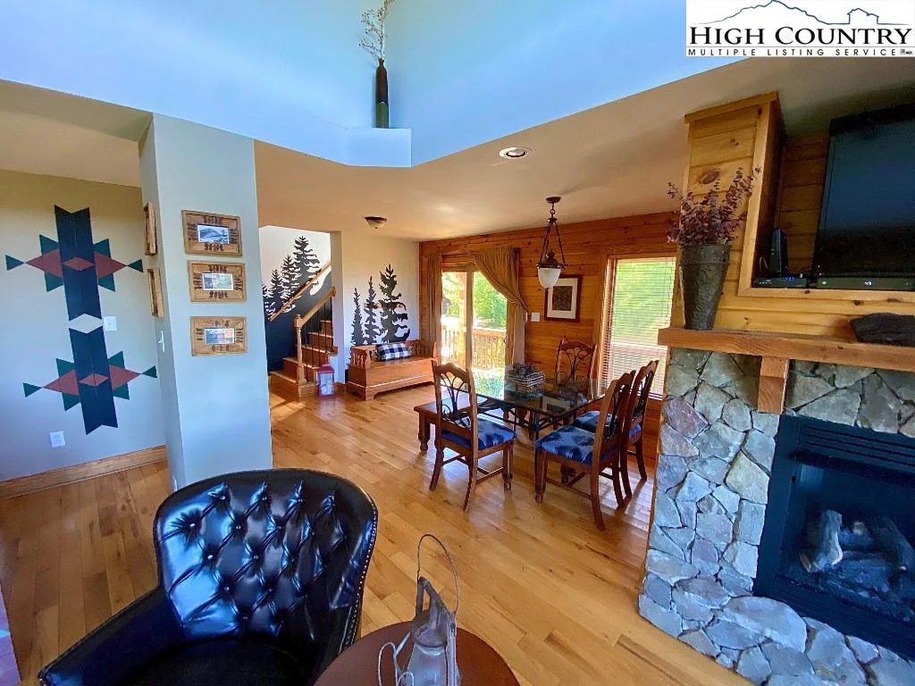 Image number 17 for the current listing