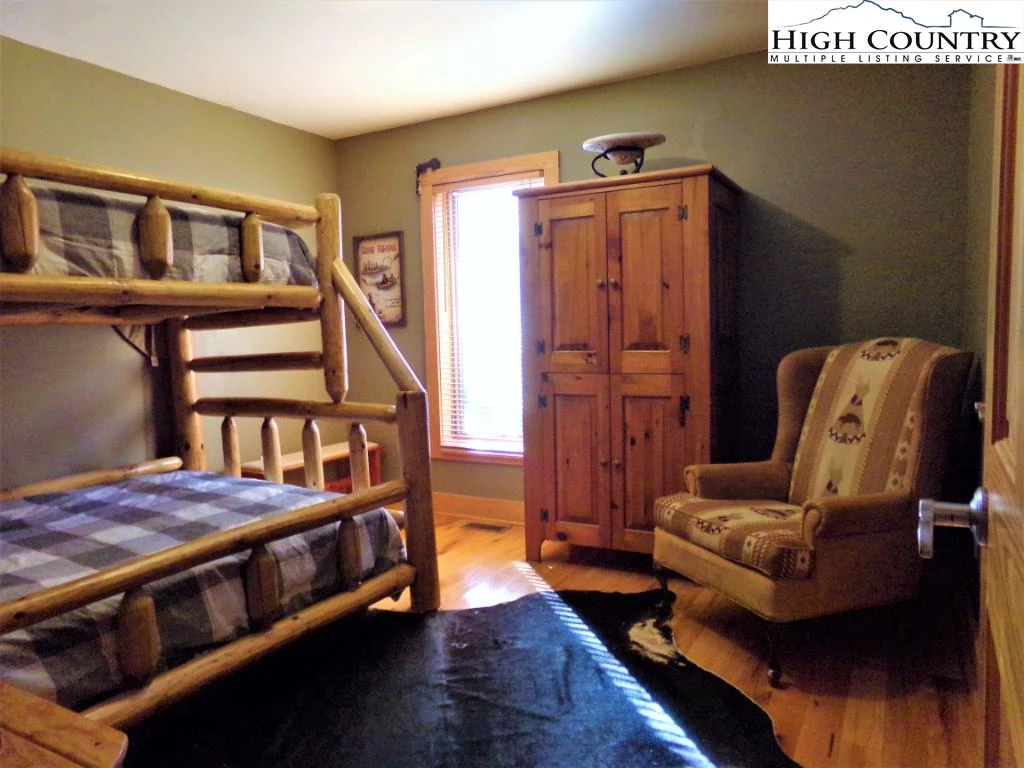 Image number 13 for the current listing