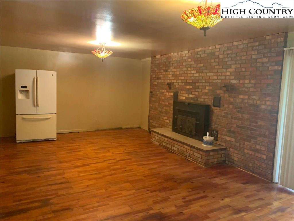 Image number 3 for the current listing