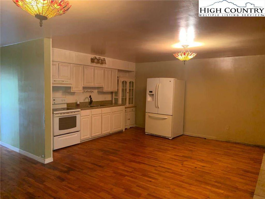 Image number 4 for the current listing
