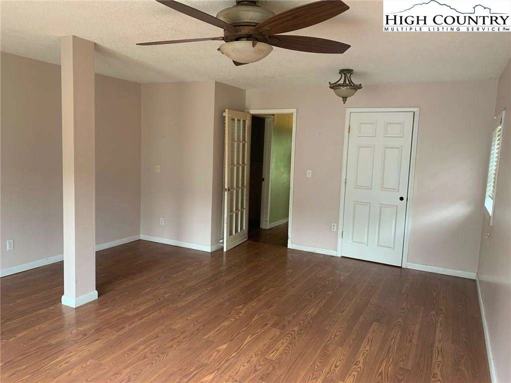 Image number 7 for the current listing