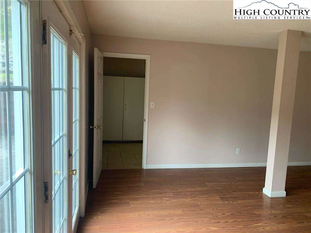 Image number 8 for the current listing