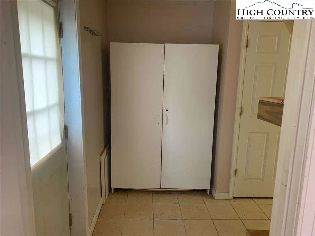 Image number 9 for the current listing