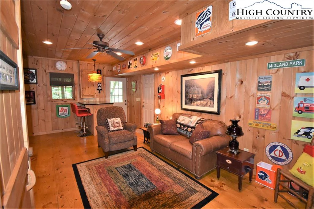 Image number 8 for the current listing