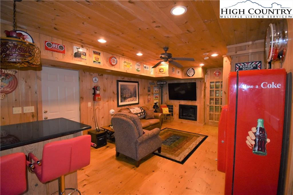Image number 9 for the current listing