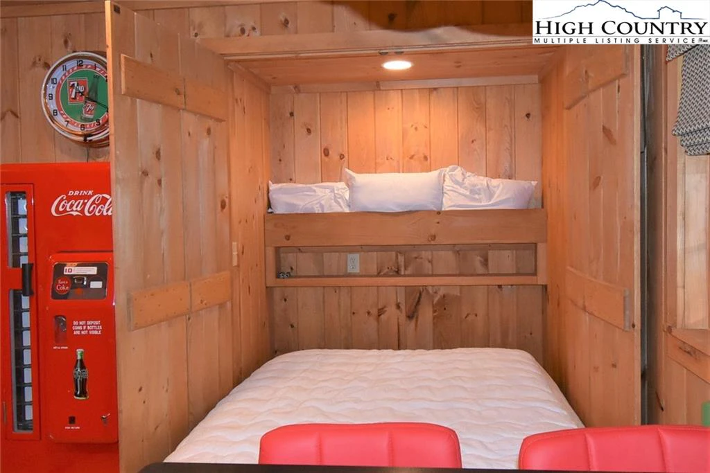 Image number 2 for the current listing