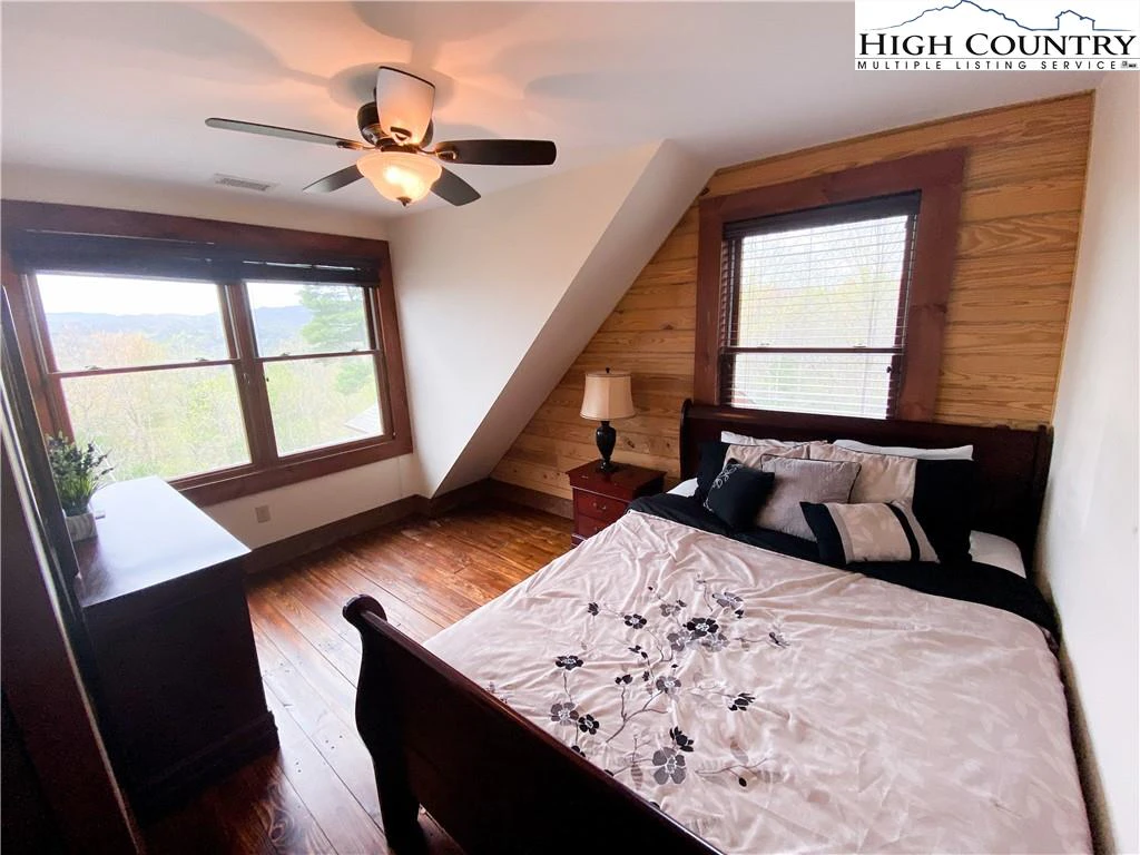 Image number 2 for the current listing