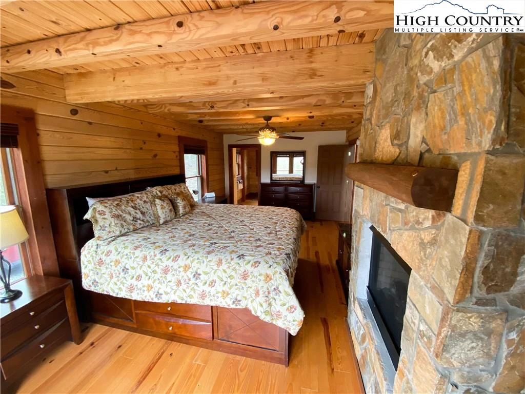 Image number 21 for the current listing