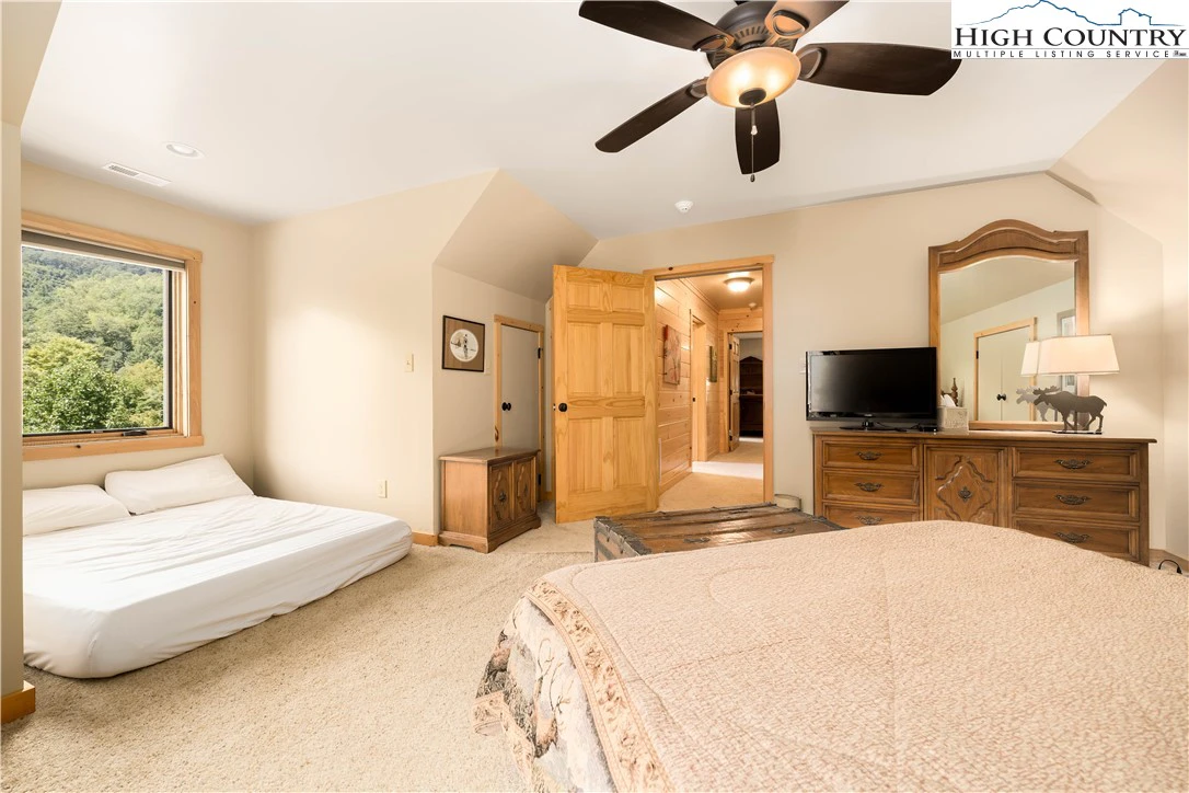Image number 19 for the current listing