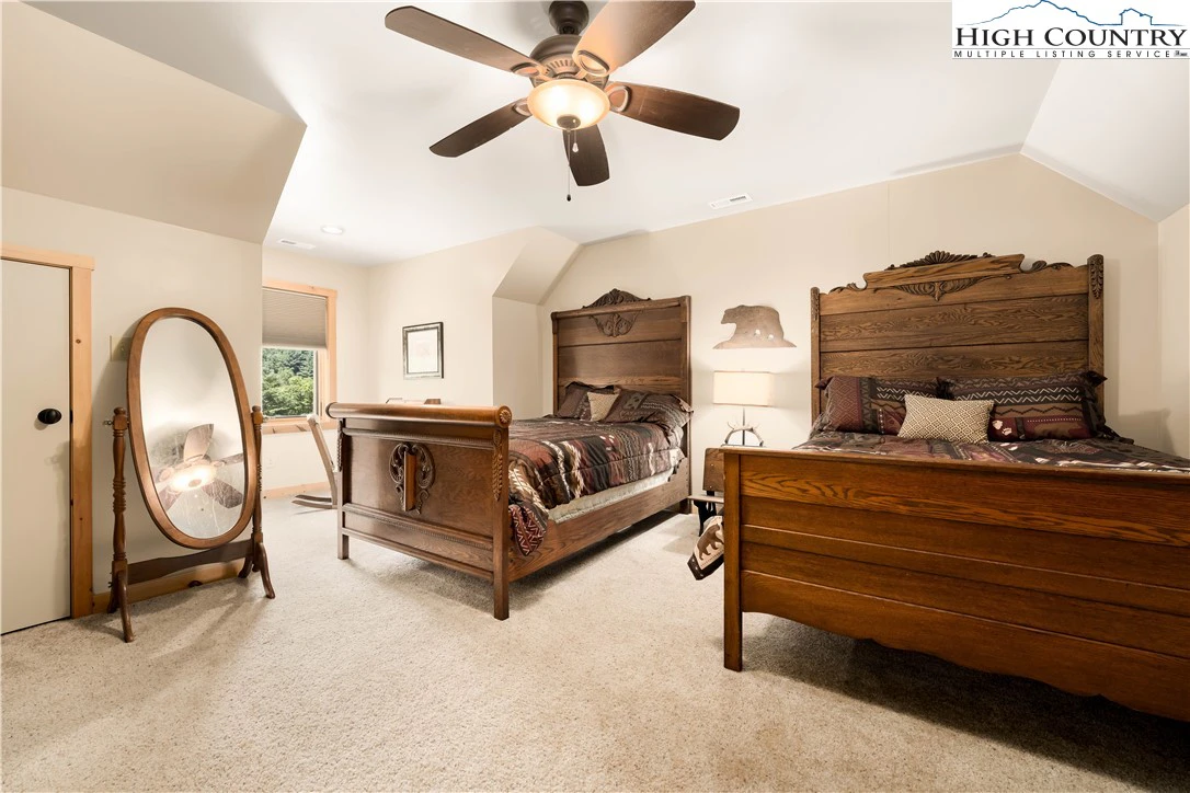 Image number 15 for the current listing