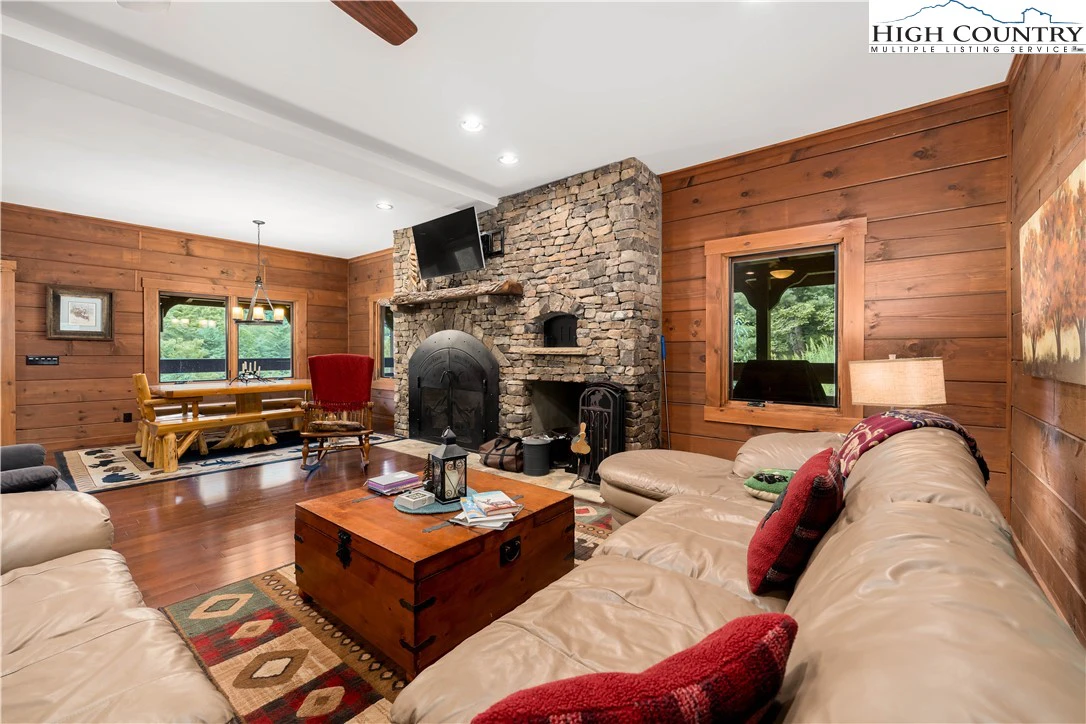 Image number 14 for the current listing