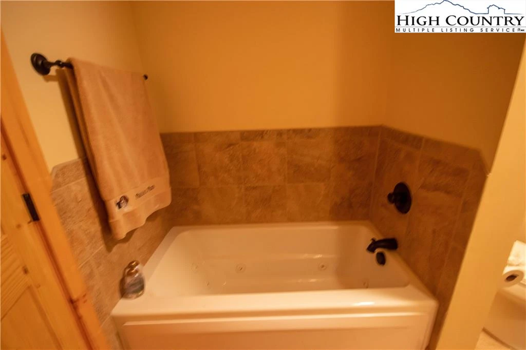 Image number 8 for the current listing