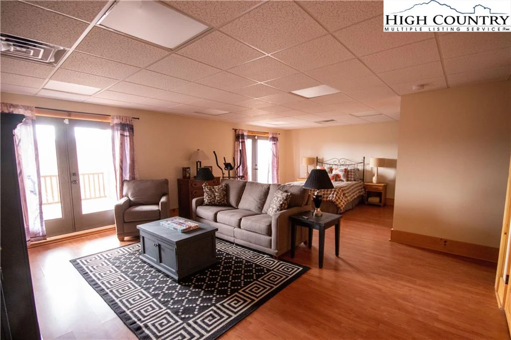 Image number 2 for the current listing