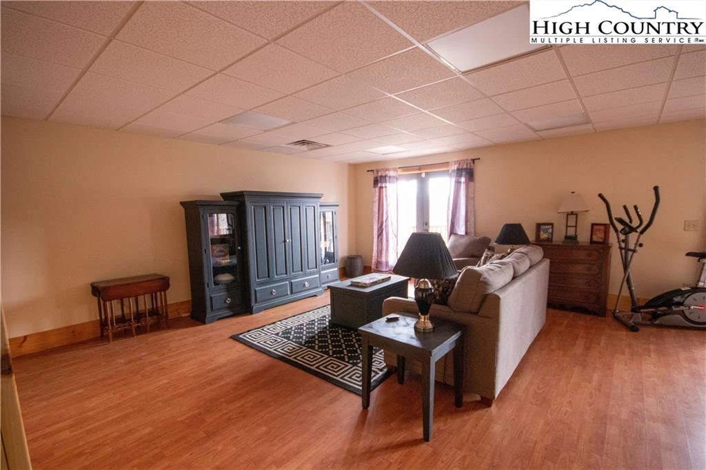 Image number 16 for the current listing