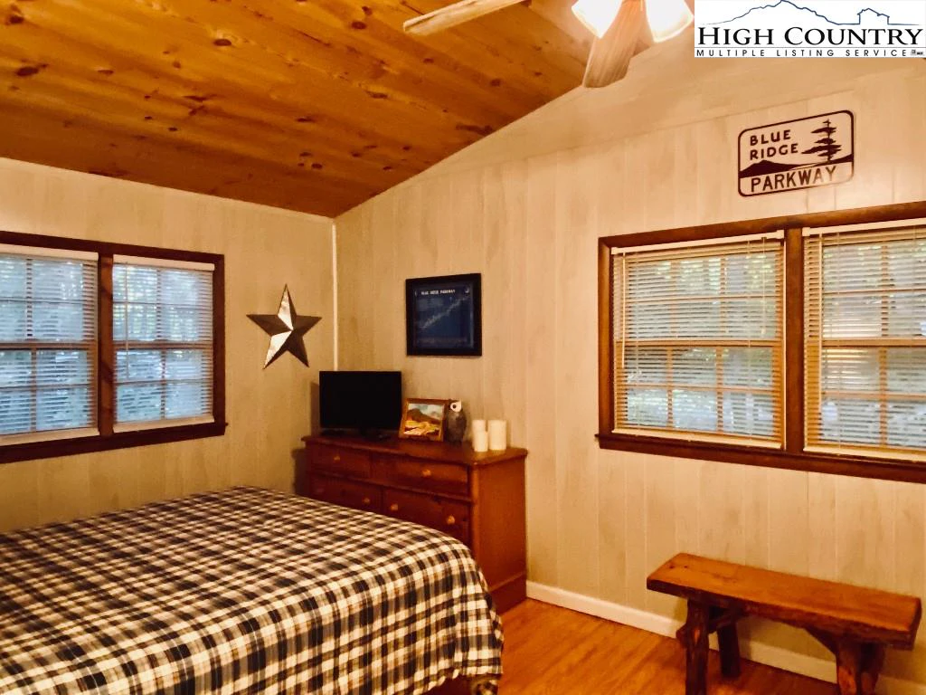 Image number 14 for the current listing