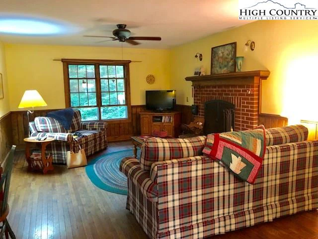 Image number 21 for the current listing