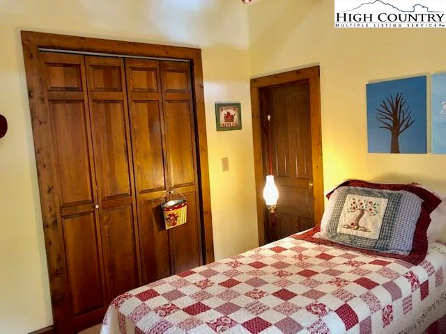 Image number 4 for the current listing