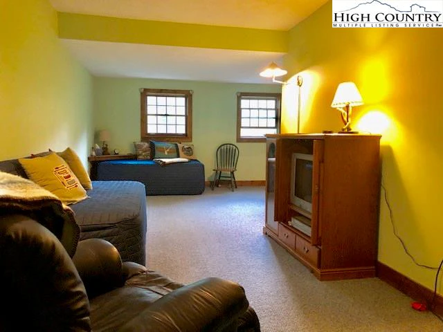 Image number 8 for the current listing