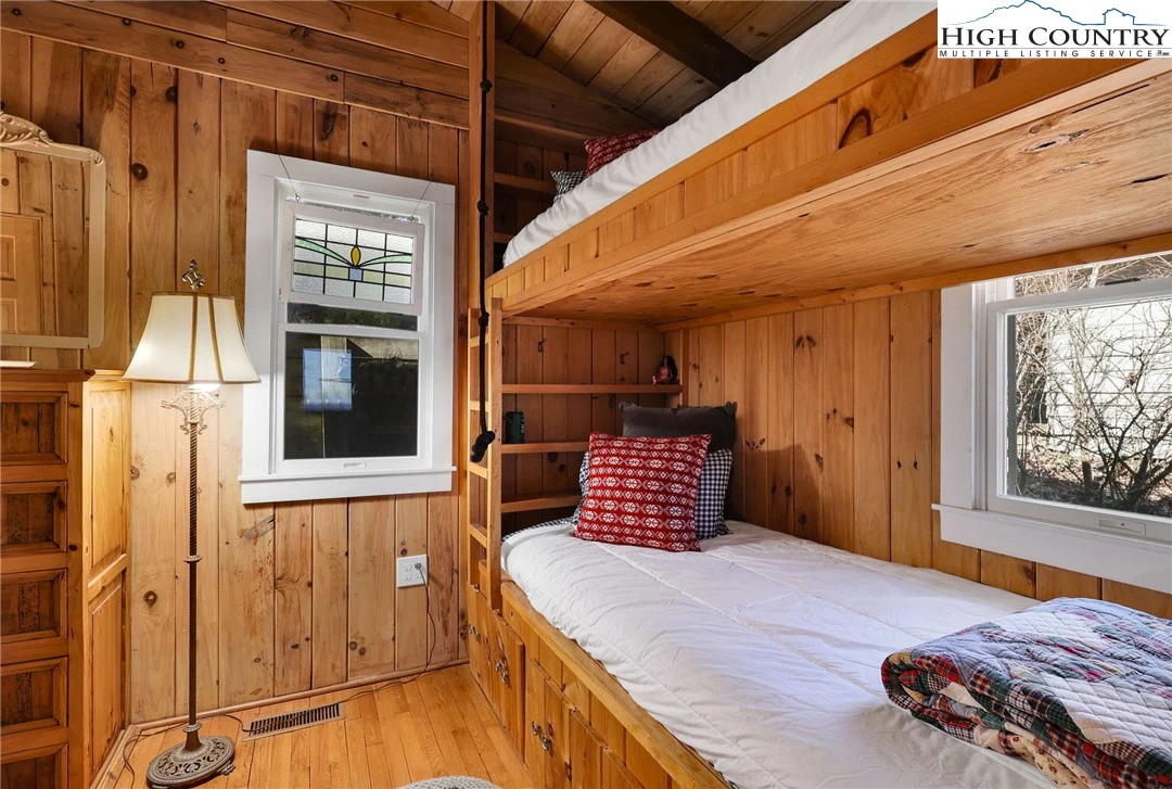 Image number 2 for the current listing