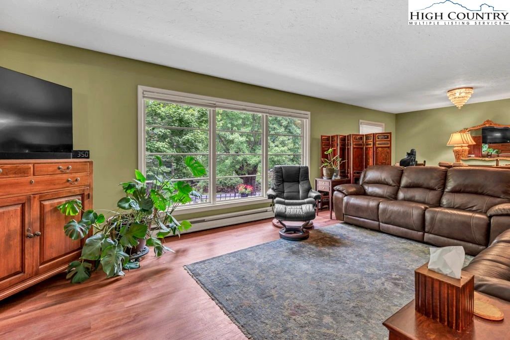 Image number 16 for the current listing
