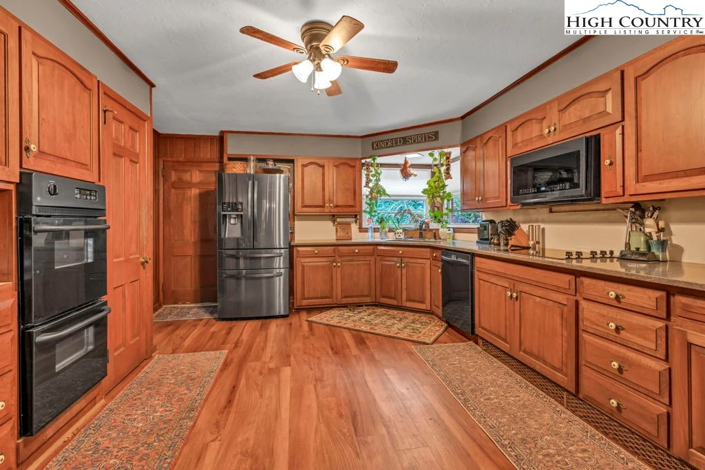 Image number 2 for the current listing