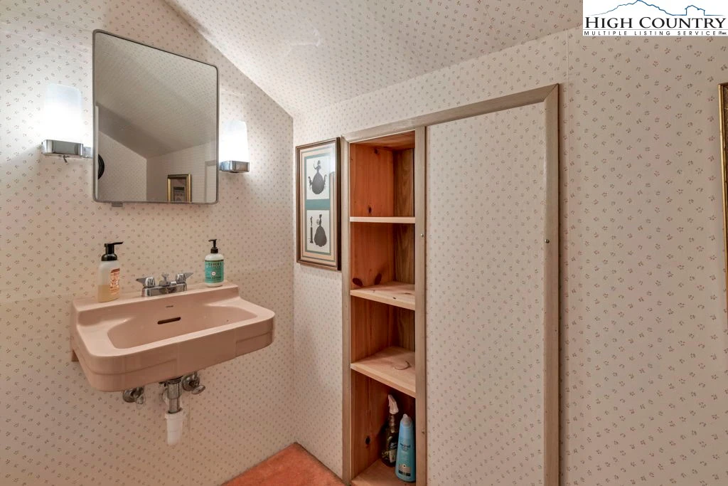 Image number 1 for the current listing