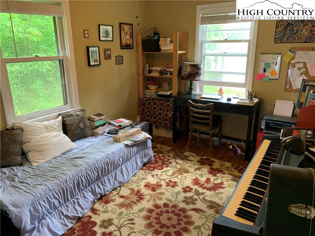 Image number 13 for the current listing
