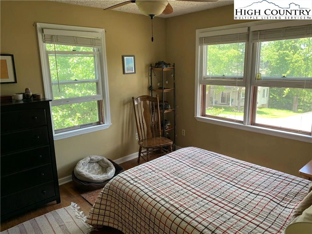 Image number 2 for the current listing