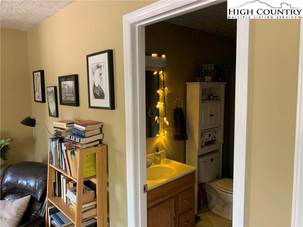 Image number 4 for the current listing