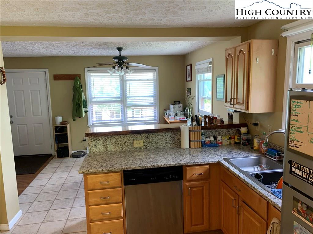 Image number 19 for the current listing