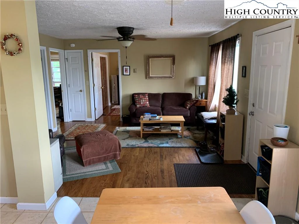 Image number 15 for the current listing