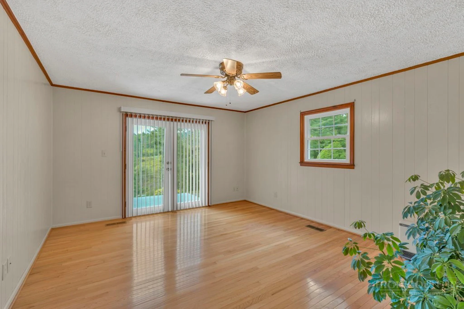 Image number 15 for the current listing