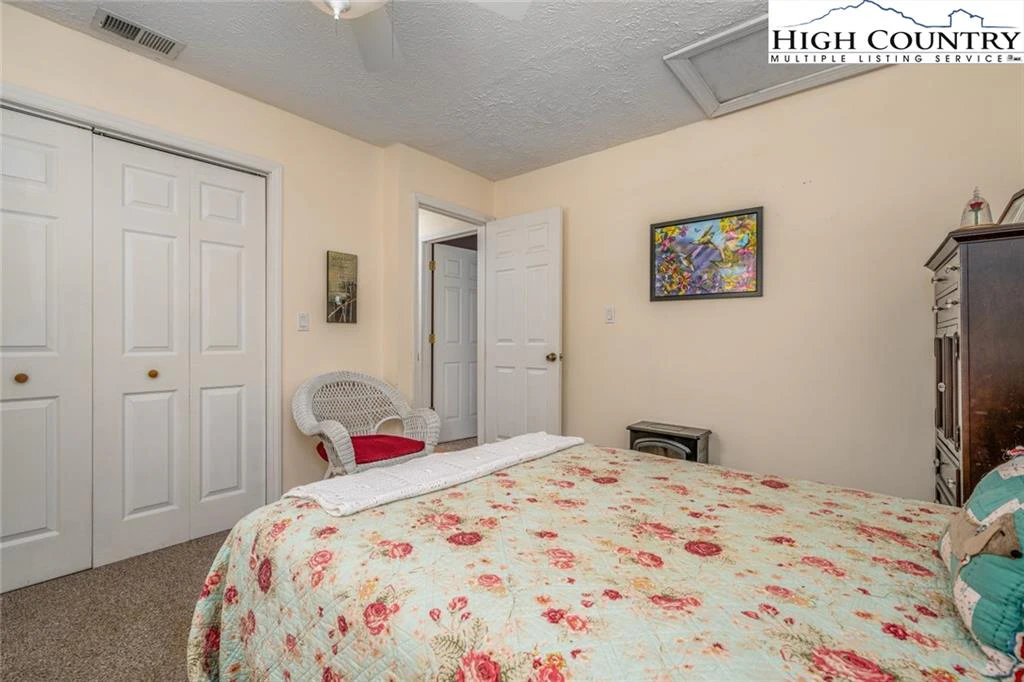 Image number 3 for the current listing