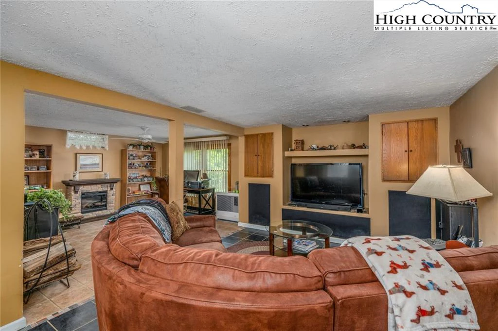 Image number 9 for the current listing