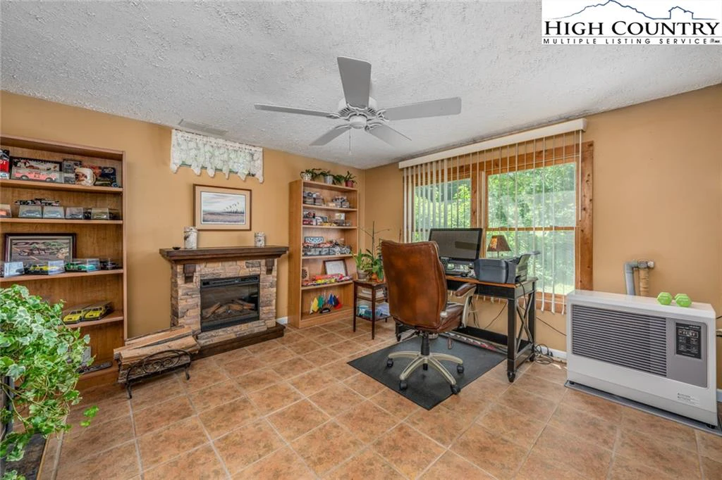 Image number 12 for the current listing