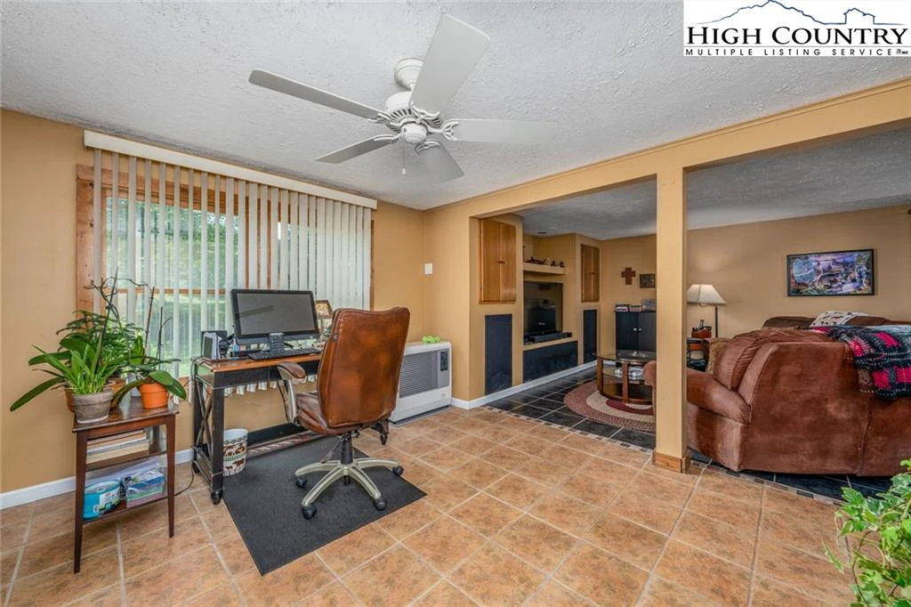 Image number 13 for the current listing