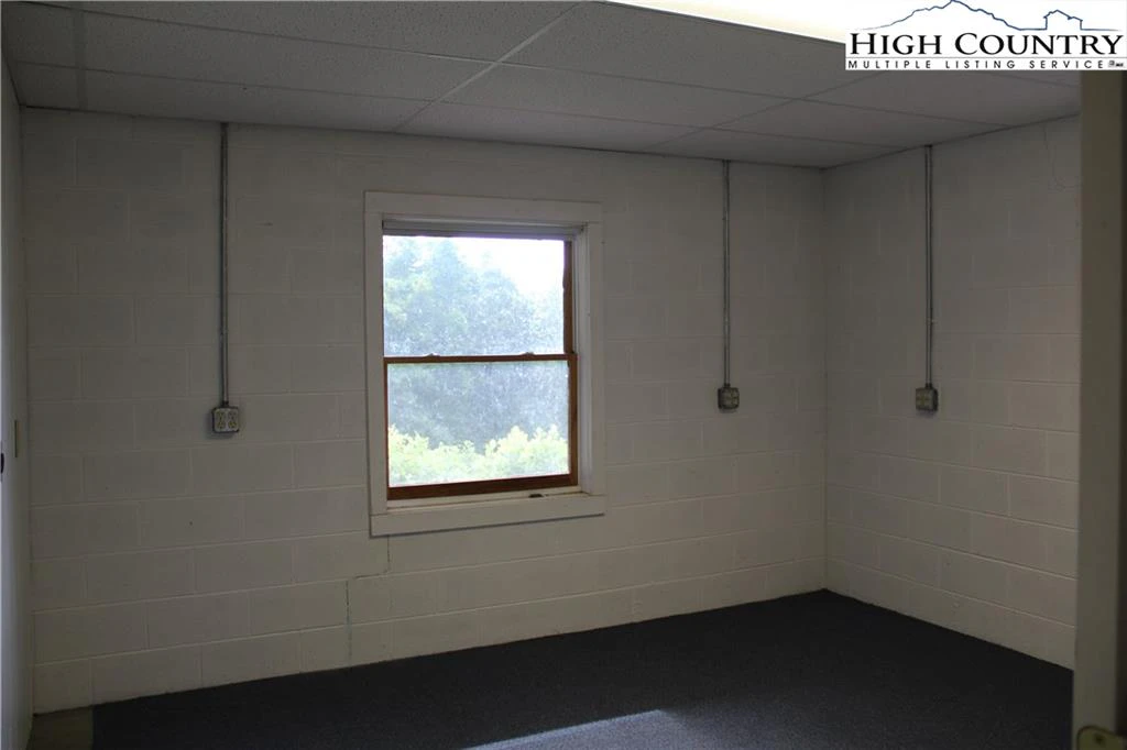 Image number 11 for the current listing