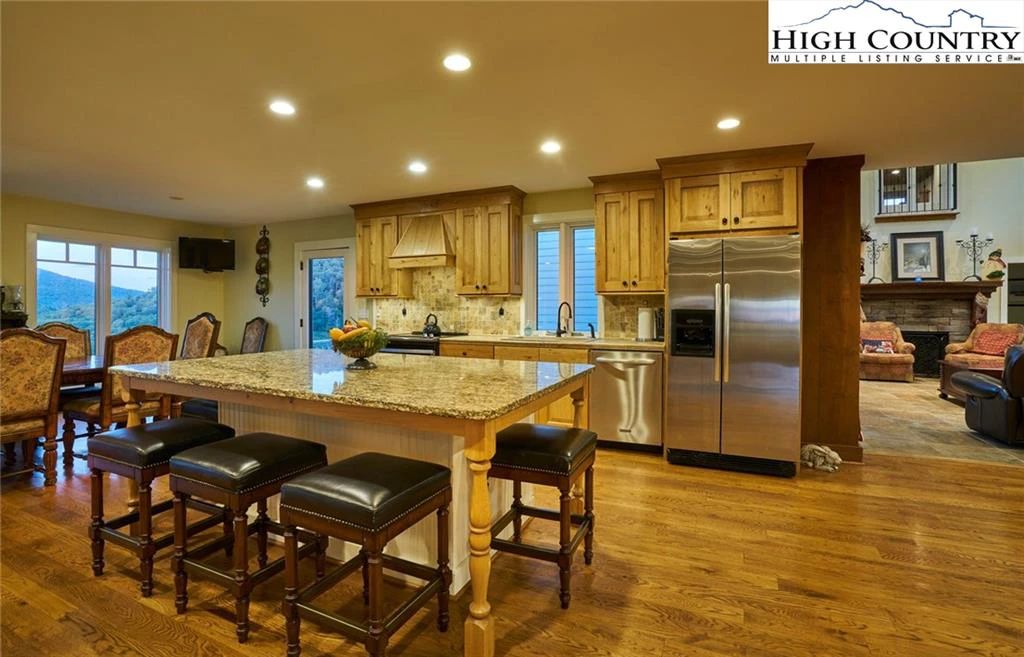 Image number 44 for the current listing