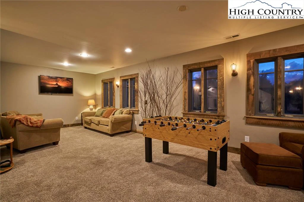 Image number 9 for the current listing