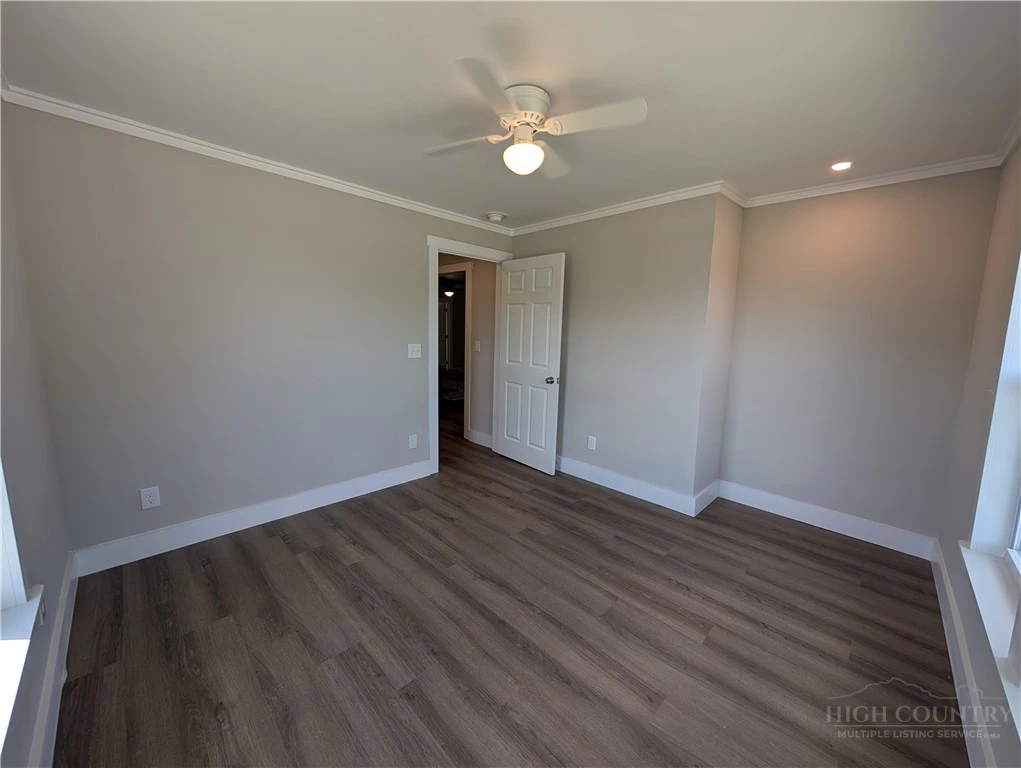 Image number 14 for the current listing